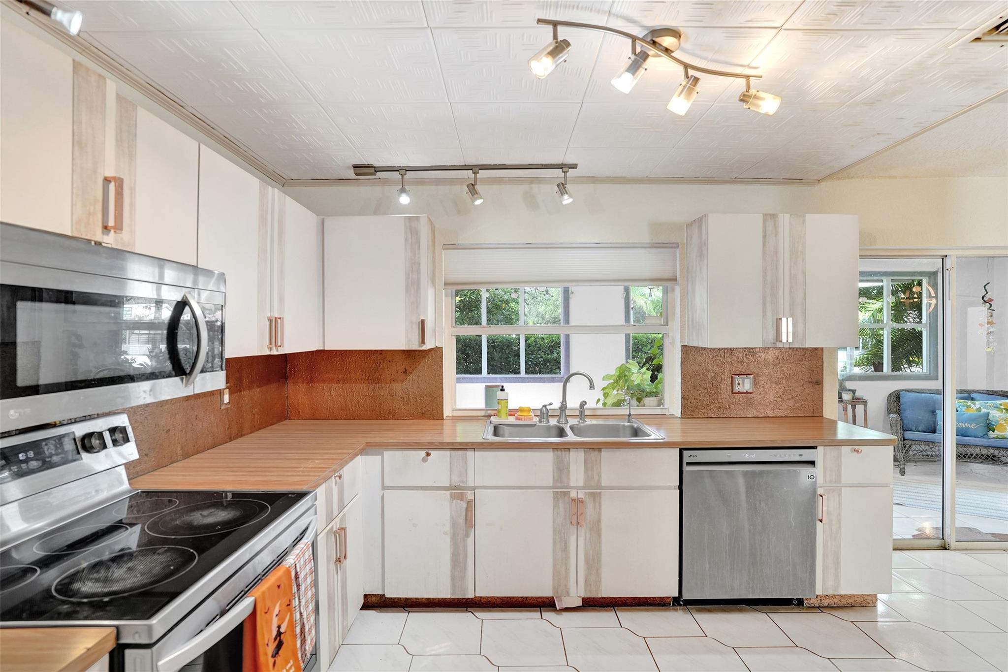 PINE RIDGE VILLAS - Residential