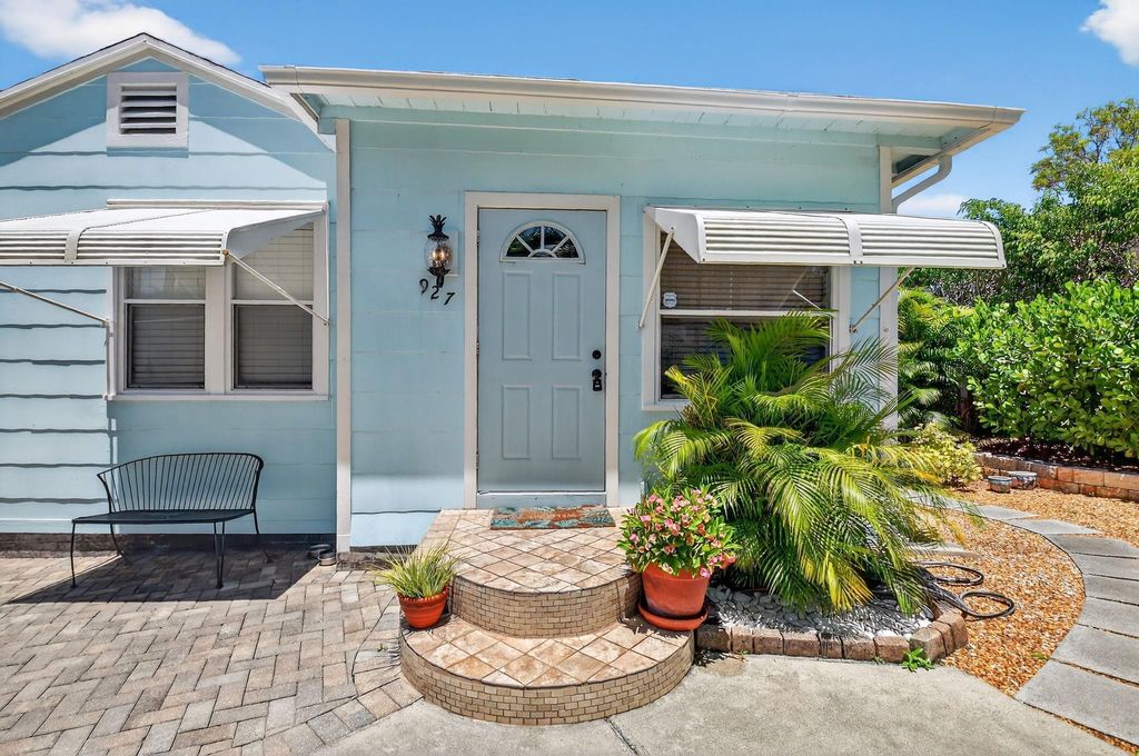 Photo of 927 Mcintosh Street, West Palm Beach, FL 33405 (MLS # R11132027)