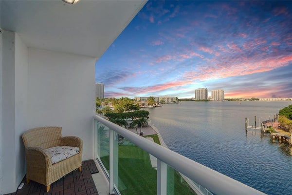 2841 NE 163RD ST APT 411, NORTH MIAMI BEACH, FL 33160 - Image fb08a5ad73f78abc368bb5bdefdf0c12/4135249159