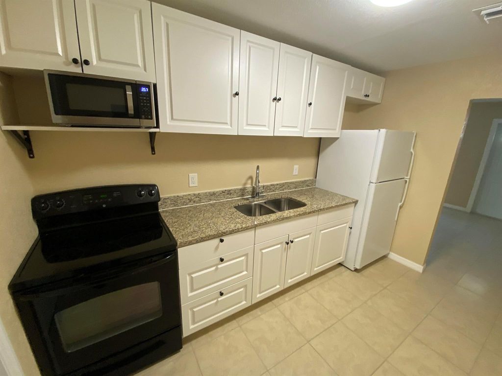 Photo of 1400 Avenue I #B, Fort Pierce, FL 34950 (MLS # R10908308)