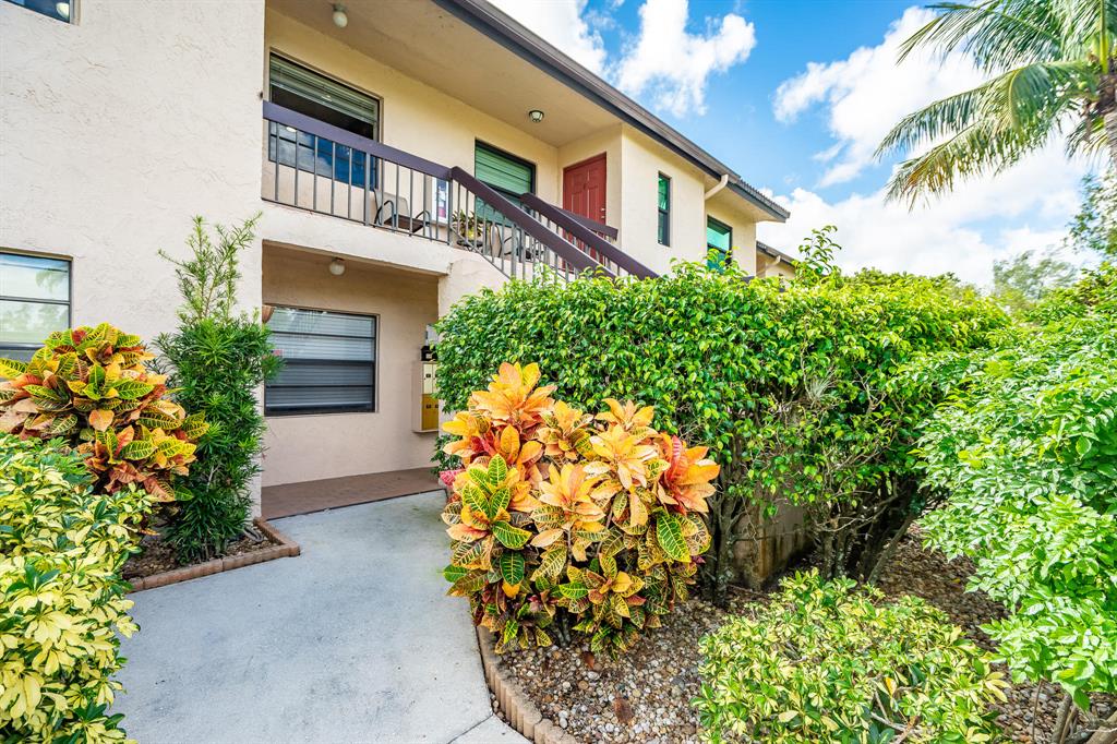 Ground floor apartment with great views. New kitchen, tile floors. A must see!
