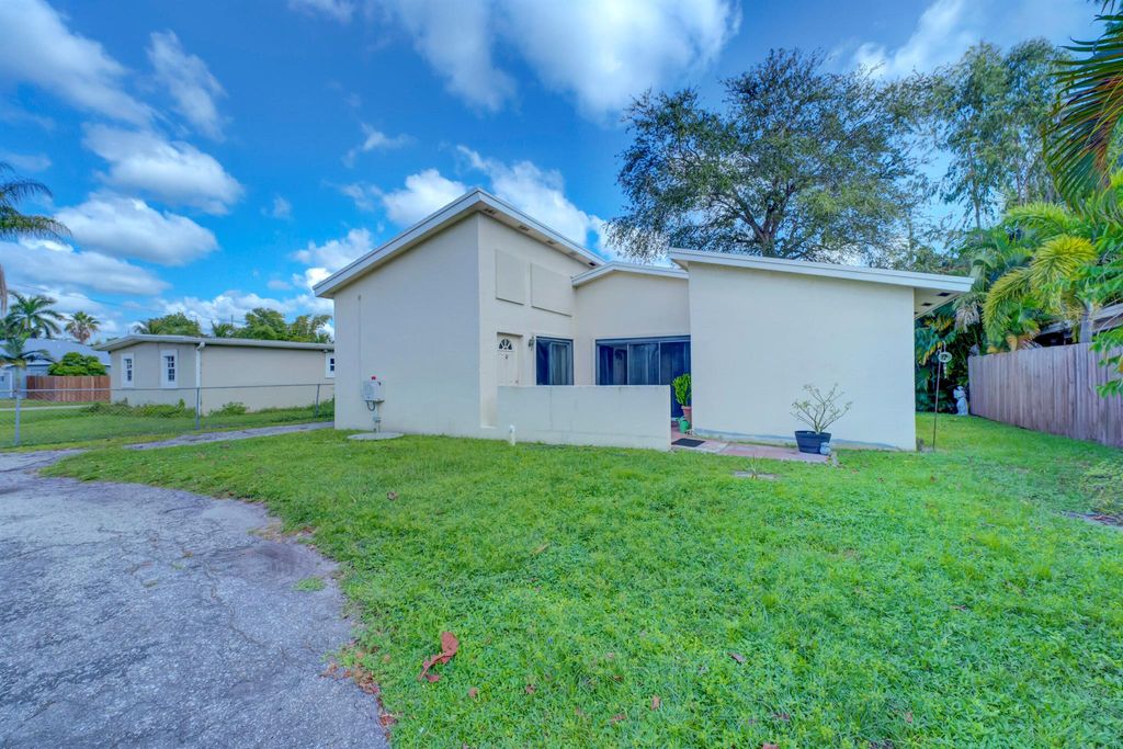 Photo of 917 Chippewa Street, Jupiter, FL 33458 (MLS # R10918441)