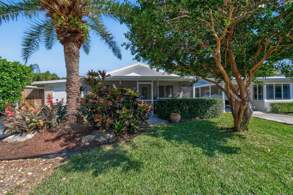 Photo of 2401 COUNTRY OAKS LN, Palm Beach Gardens, FL 33410 (MLS # B26066186)