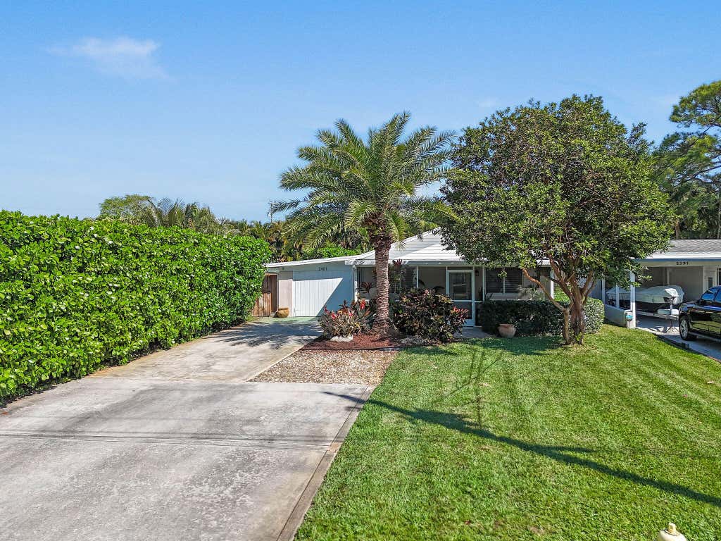 Photo of 2401 COUNTRY OAKS LN, Palm Beach Gardens, FL 33410 (MLS # B26066186)