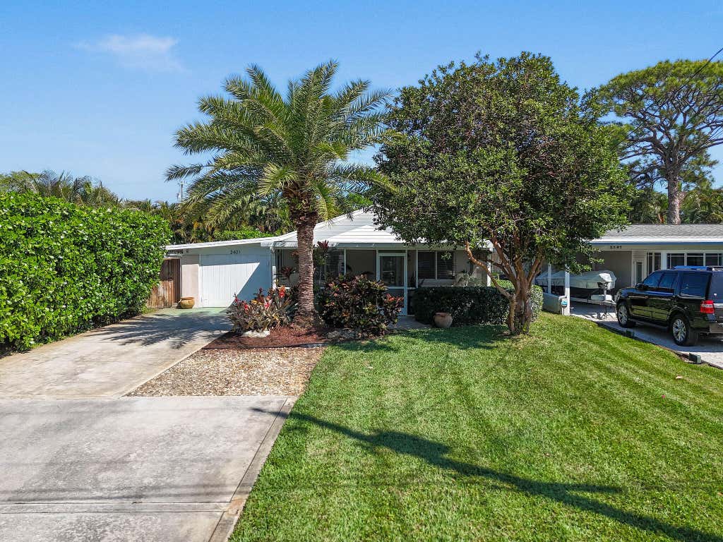 Photo of 2401 COUNTRY OAKS LN, Palm Beach Gardens, FL 33410 (MLS # B26066186)