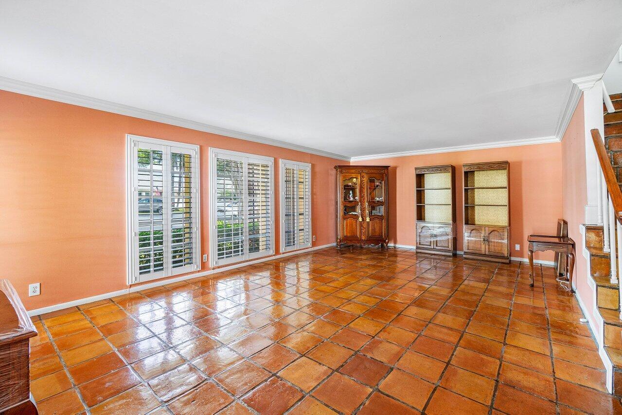 27 SW 5th Way