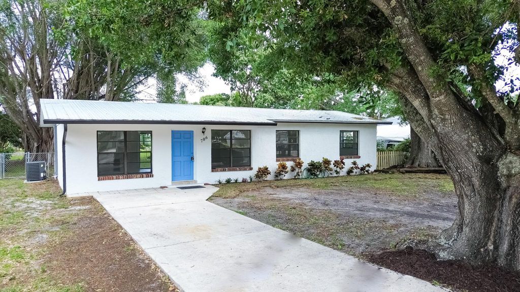 Photo of 706 Azalea Avenue, Fort Pierce, FL 34982 (MLS # R11098808)