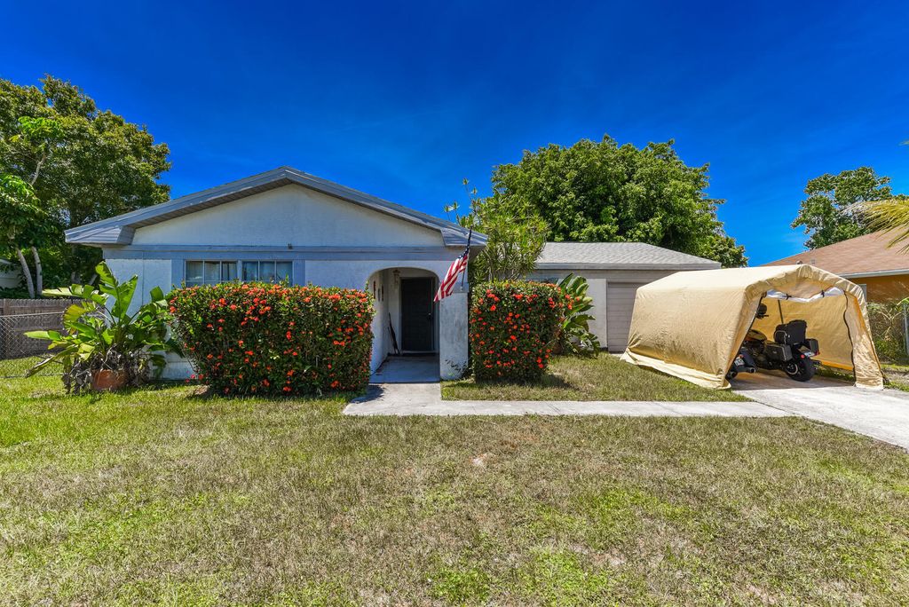 Photo of 1475 SE Grapeland Avenue Ave, Port Saint Lucie, FL 34952 (MLS # R10813266)