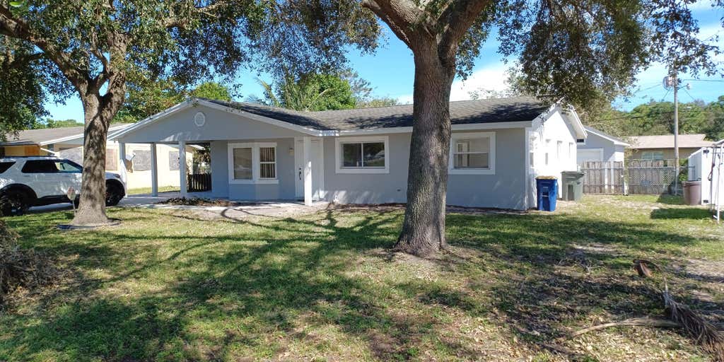 Photo of 3242 Vernon Street, Fort Pierce, FL 34982 (MLS # R11028547)