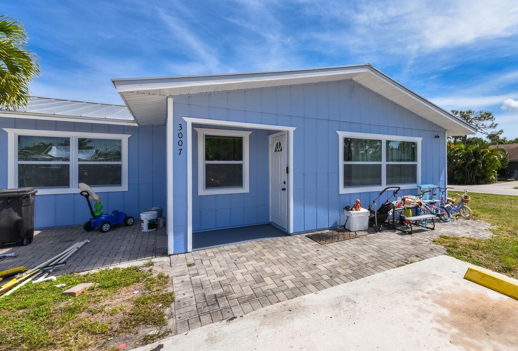 Photo of 3003 SE Birch Avenue, Stuart, FL 34997 (MLS # R10963953)