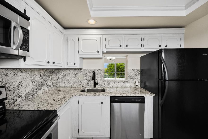 Welcome home to this bright, freshly updated condo. It features new paint, clean tile floors, a beautifully remodeled bathroom with a walk-in shower, and a modern kitchen with new granite countertops, backsplash, and stainless steel appliances. Enjoy relaxing on your private balcony with views of the tennis courts, pickleball court, clubhouse, and palm trees.
Rent includes water, sewer, trash, cable TV, Wi-Fi, and access to community amenities (per association rules).
This is a 55+ community. No pets allowed.