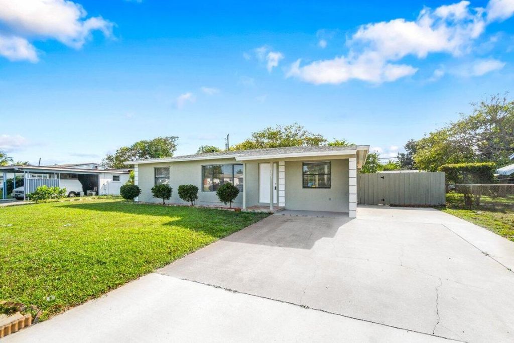 Photo of 1621 N Seacrest Boulevard, Boynton Beach, FL 33435 (MLS # R10972365)