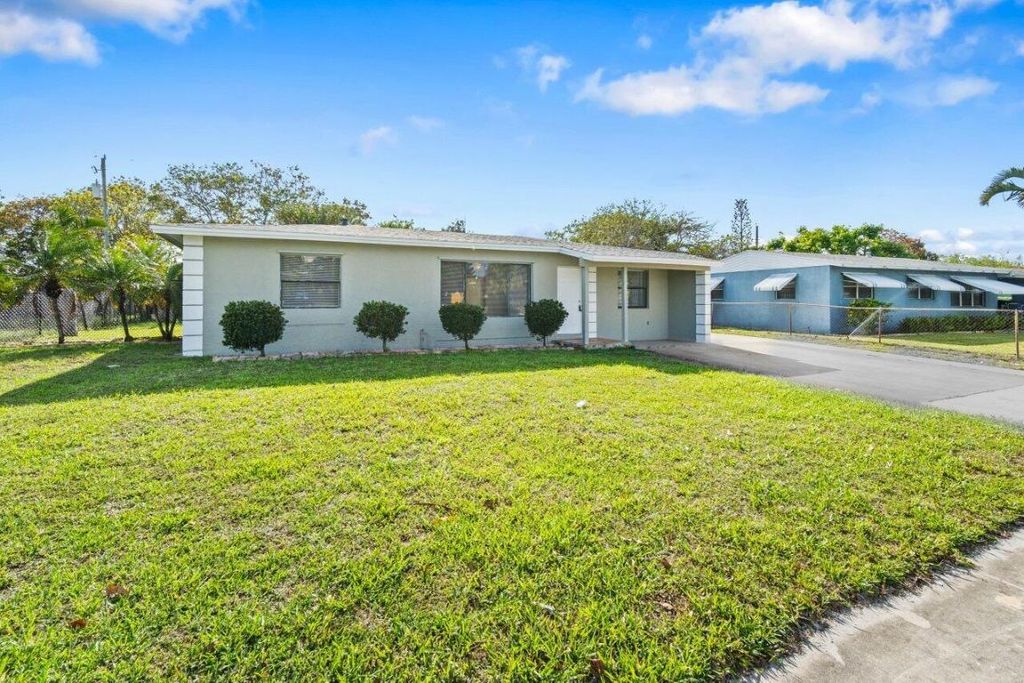 Photo of 1621 N Seacrest Boulevard, Boynton Beach, FL 33435 (MLS # R10972365)