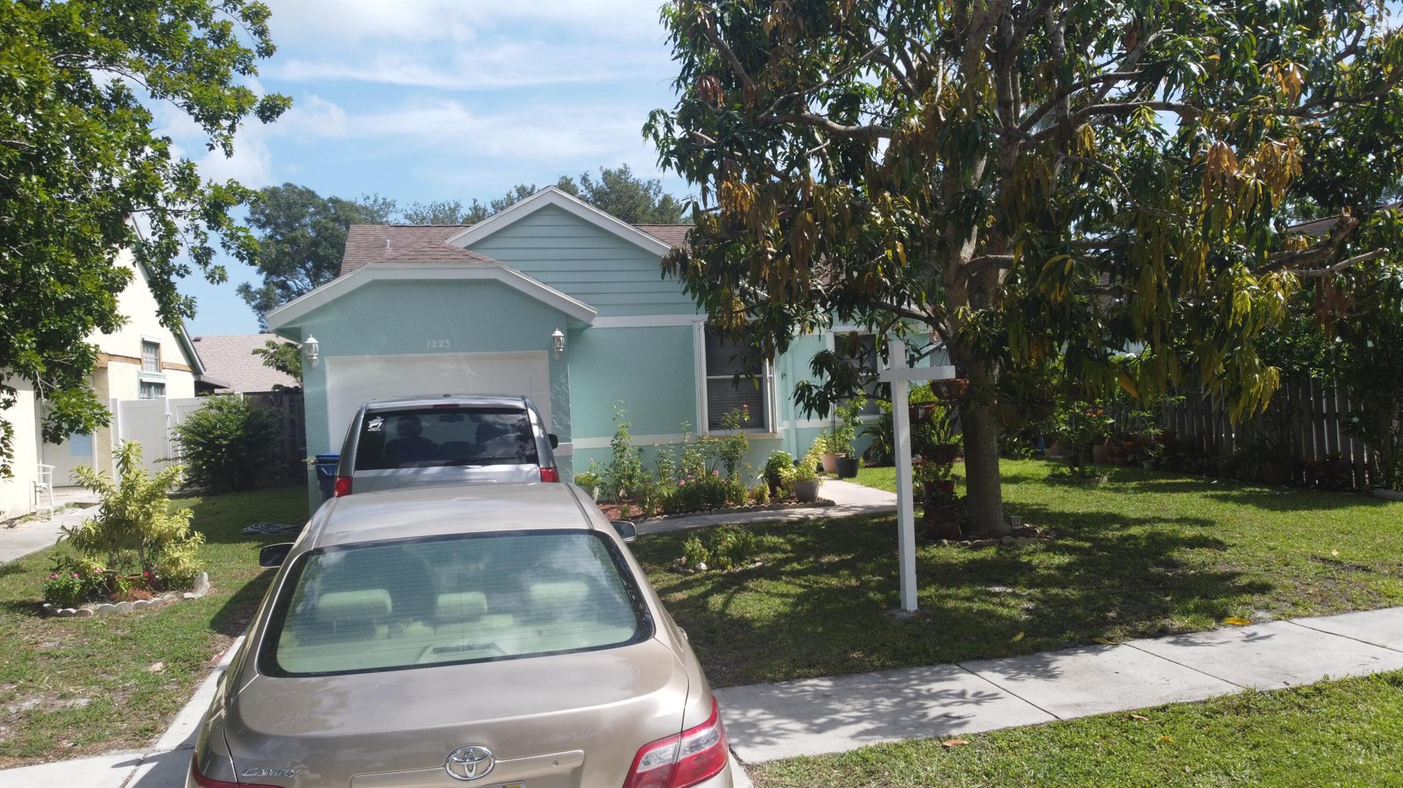 BEAUTIFUL SINGLE FAMILY HOUSE IN THE HEART OF JUPITER FLORIDA FOR SALE, THIS CHARMING PROPERTY LOCATED IN THE CITY CENTER OF JUPITER ,A FEW MINUTES FROM BEAUTIFUL BEACHES, LOCAL HOSPITALS,HIGH STANDARD SCHOOLS, ASWELL AS SHOPPING CENTERS, AND GREAT RESTAURANTS WHILE ALSO HAVING NICE JUPITER LOCALS. HOUSE HAS 3 SPACIOUS BEDROOMS,IDEAL FOR A FAMILY LOOKING FOR COMFORT AND AN EXCELLENT LOCATION.THE HOUSE HAS A GARAGE FIT FOR ONE CAR. THE HOUSE HAS A BEAUTIFUL GARDEN AND, FRUIT TREES THAT GIVE A NATURAL AND COZY TOUCH TO THE HOME, PERFECT TO ENJOY TRANQUILITY WITHOUT GIVING UP ACCESS TO ALL THE CITY AND SERVICES JUPITER FL HAS TO OFFER. DON'T MISS THIS OPPORTUNITY TO LIVE IN ONE OF THE MOST DESIRED AREAS OF SOUTH FLORIDA THIS BEAUTIFUL HOUSE COMBINES CONFORT, STYLE AND TRANQUILITY.