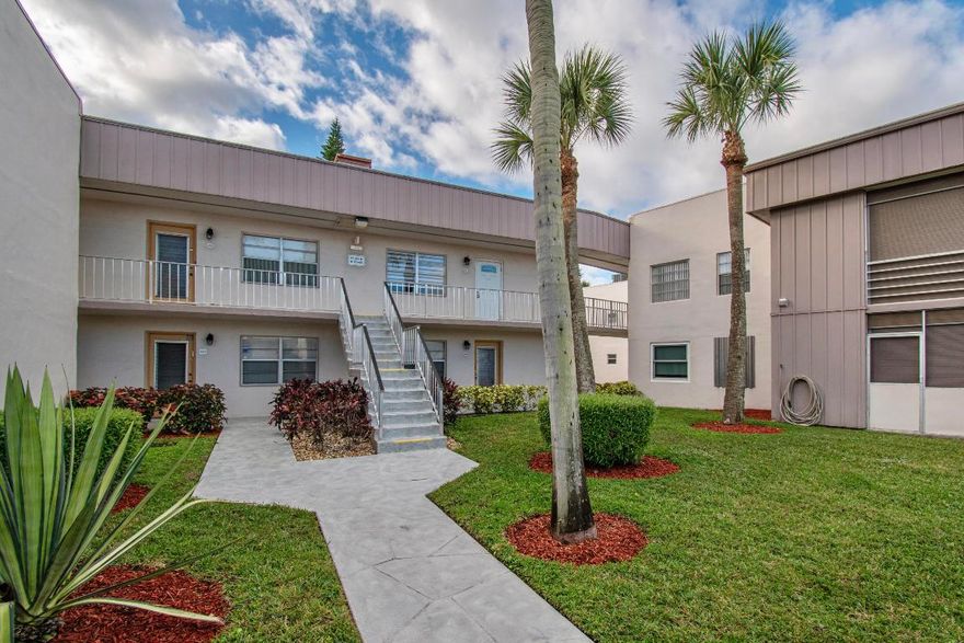 Titally renovated condo!Kings point +55 community with so many different activities, clubhouses,close to major HWY,shopping, Delray downtown,beaches, restaurants