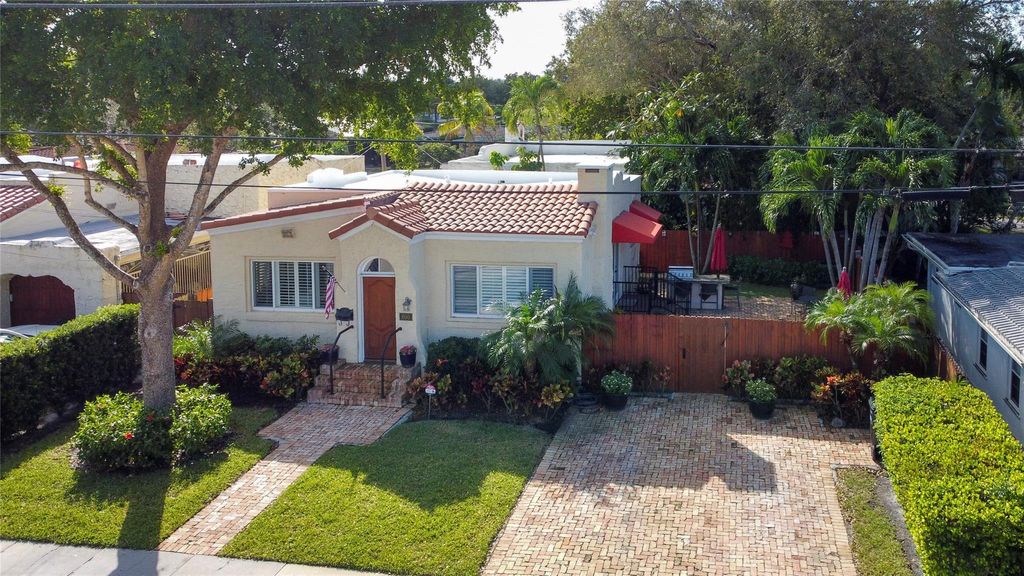 Photo of 800 SE 10 Street, Fort Lauderdale, FL 33316 (MLS # F10409607)