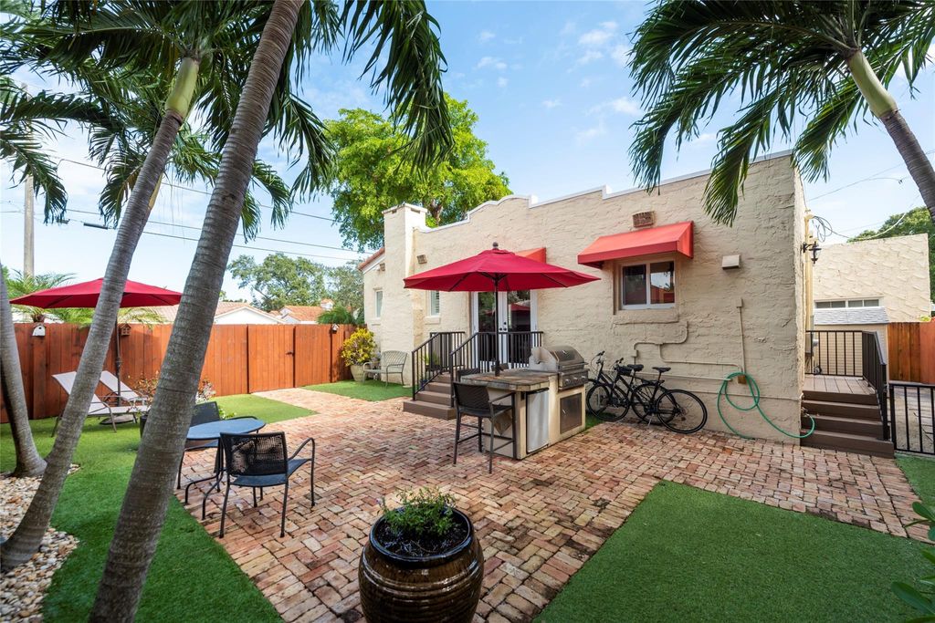 Photo of 800 SE 10 Street, Fort Lauderdale, FL 33316 (MLS # F10409607)