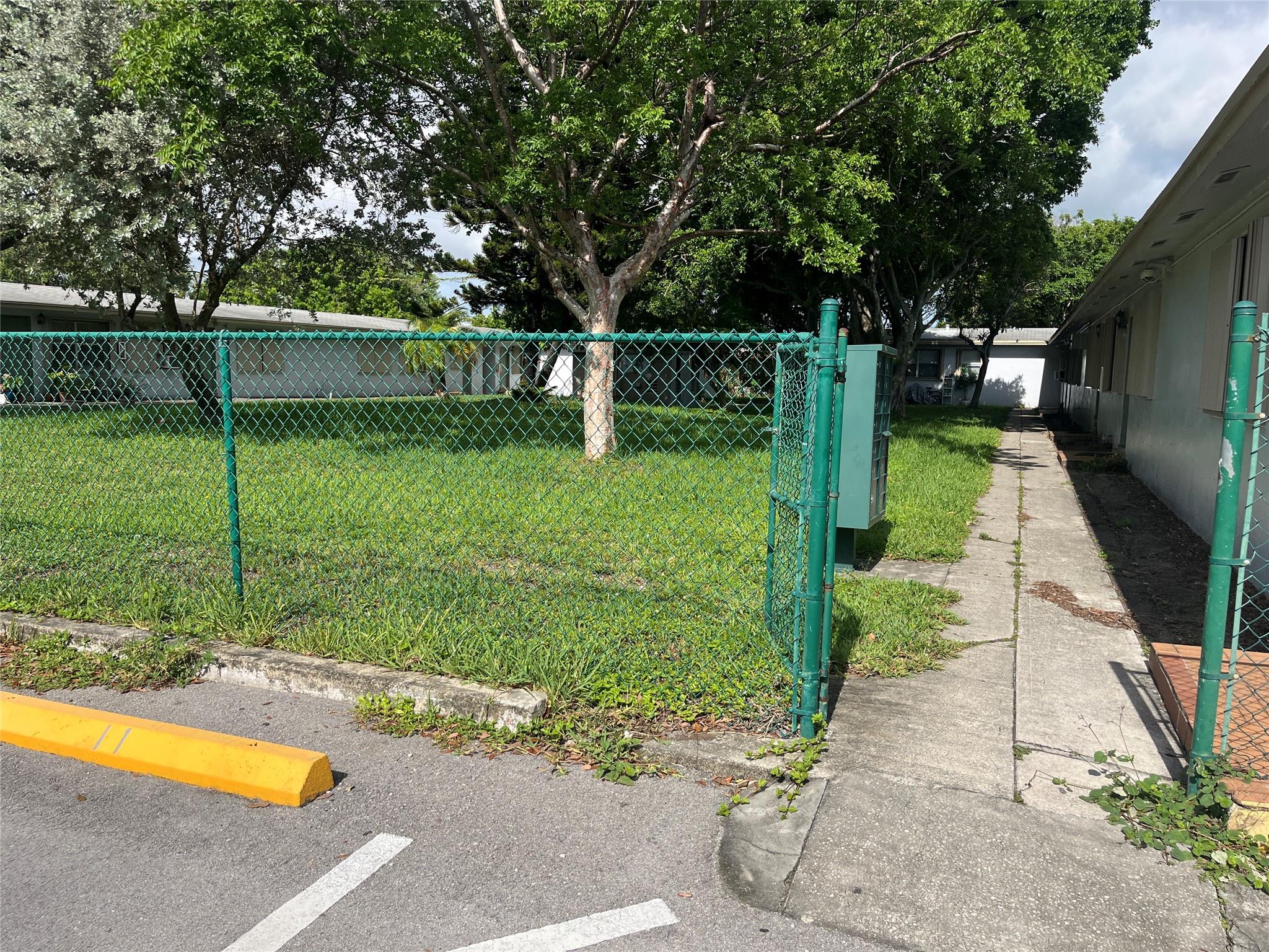 Large 1 bedroom apt, with big, and large walk in closet. lots kitchen cabinets. tile floors. Very clean, very quiet. Very close to I95, minutes to turnpike, Hard Rock , Port Everglades, Ft Lauderdale airport
It is close to a lot of destinations. This apt has roll up hurricane shutters on all windows. assigned 1 space parking. There is parking space on the side of the building. Pets are allowed but no aggressive large breed, with non refundable deposit. Cats are allowed. Tenants pay own electricity and internet/cable. First month and1 month security Security.