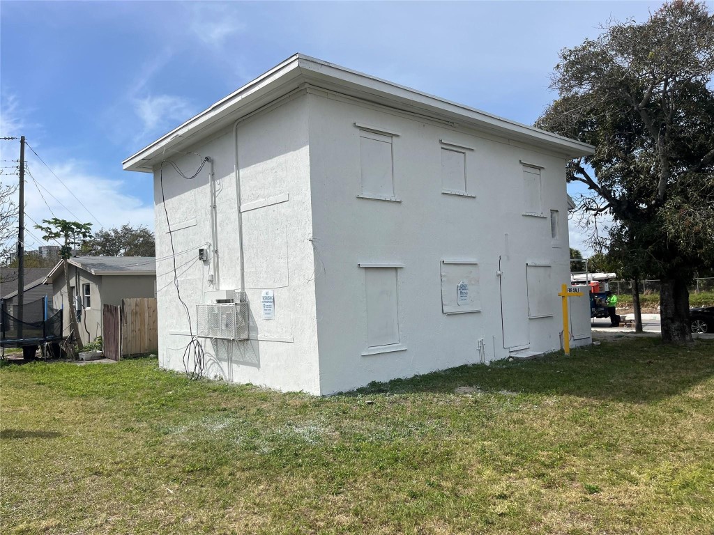 614 N Tamarind Avenue