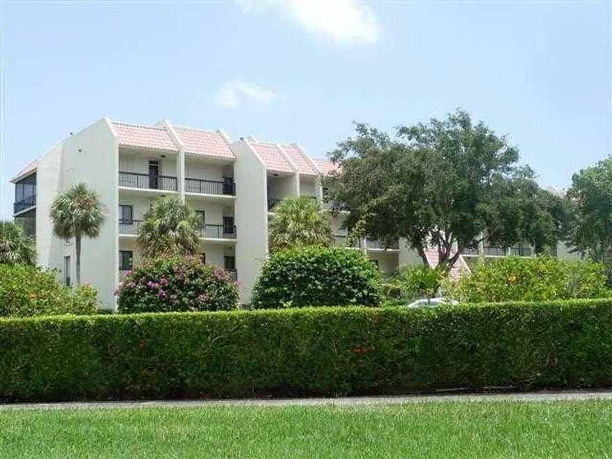 ANXIOUS OWNER!!!!2/2 first floor condo  overlooking the new Banyan Cay.The newest addition to West Palm Beach.Unit can be purchased fully furnished.24 hr security gated community in one of the most convenient locations in Palm Beach county. Walking distance to the Palm Beach Premium Outlet Mall that has dining shopping even Whole Foods.Minutes from Pbia,downtown,City Place ,beaches and all else!!!The time to buy is now. You will say I should have bought in 2017 when all the new community opens...