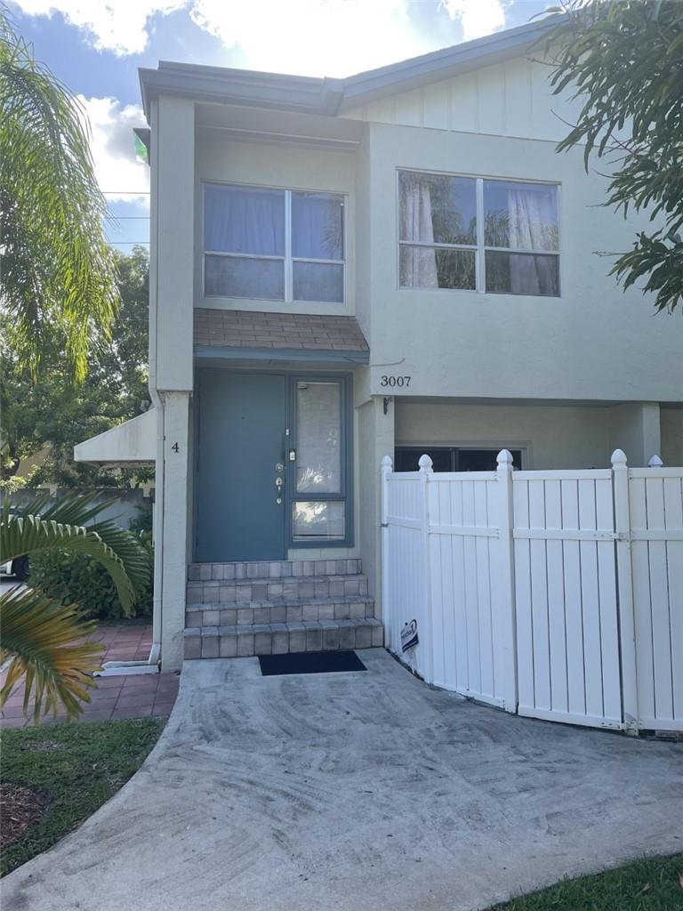 2 bedroom / 1.5 bath townhouse available for rent. Owner is looking for solid tenant(s) with good credit, job history, and good income.
