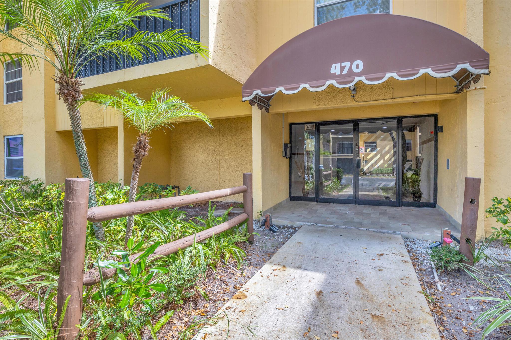 Location says it all when it comes to Casa Del Rio and this home that neighbors FAU. This first floor unit offers convenience in so many ways. Close to FAU campus, bring your groceries through your ground floor patio and close to the laundry. Updated kitchen and bathrooms make this home a home run.