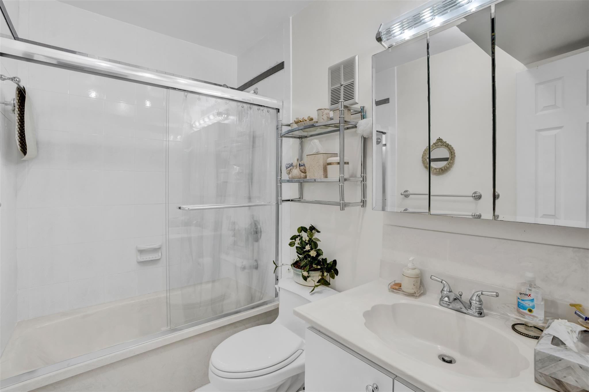 ALHAMBRA CIRCLE - Residential