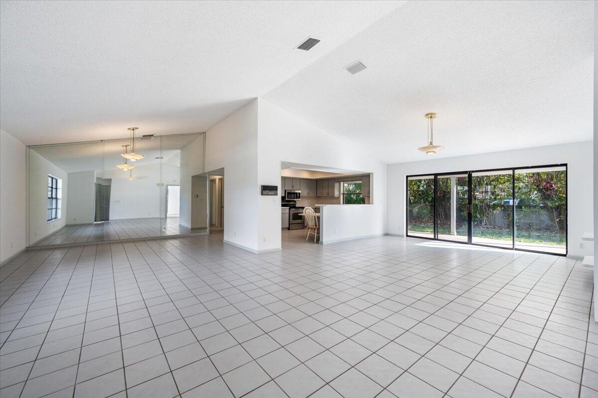 2216 Amesbury Court