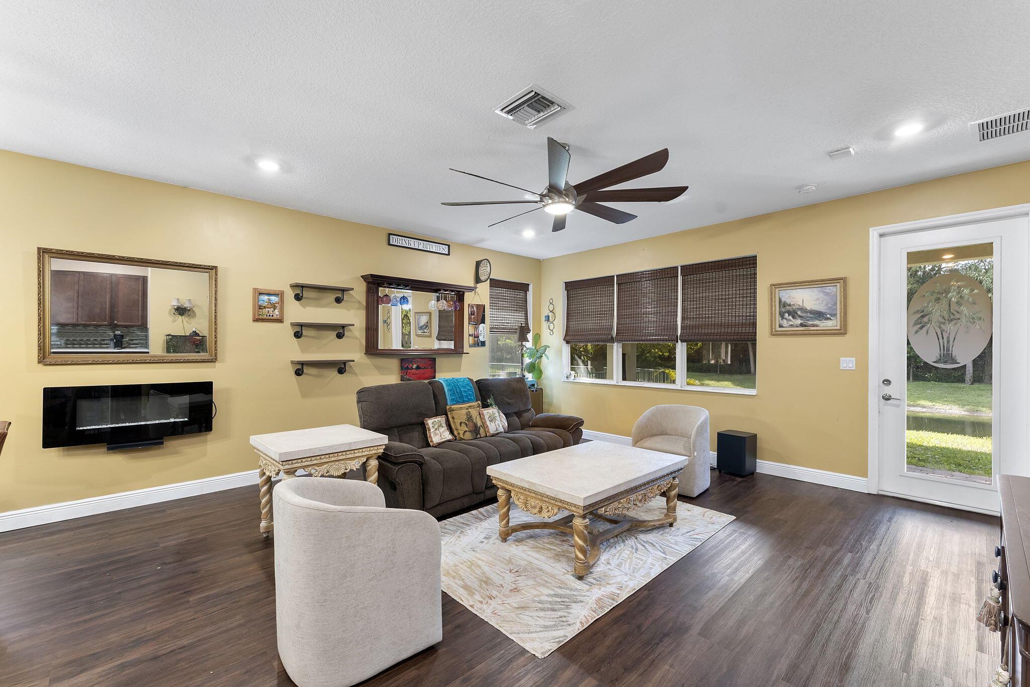 CRYSTAL LAKE 1ST SEC Vele - Residential