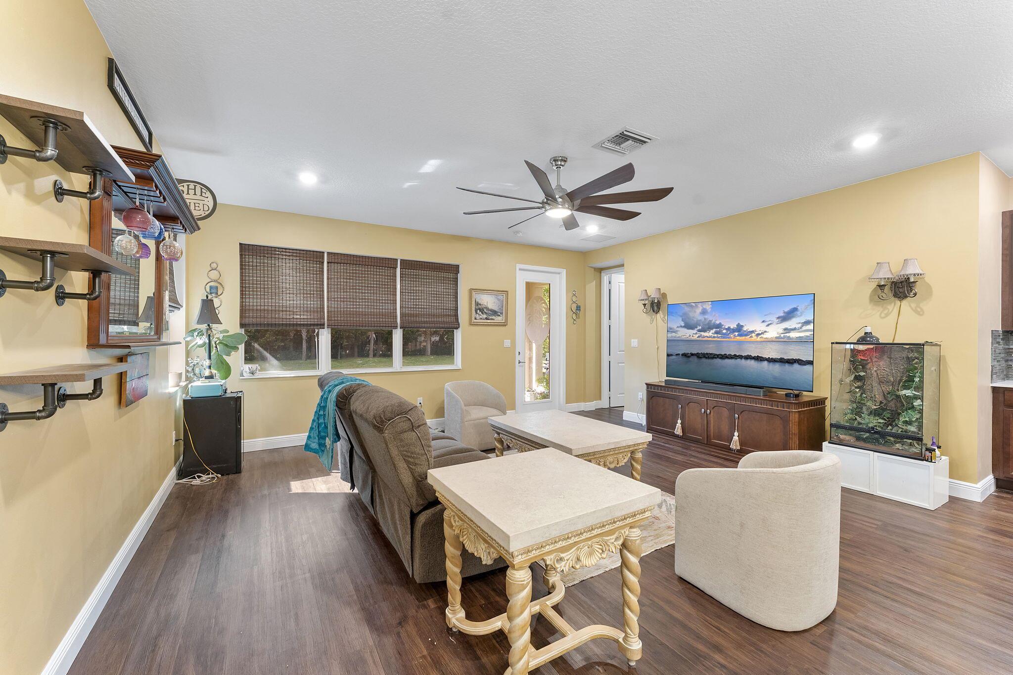 CRYSTAL LAKE 1ST SEC Vele - Residential