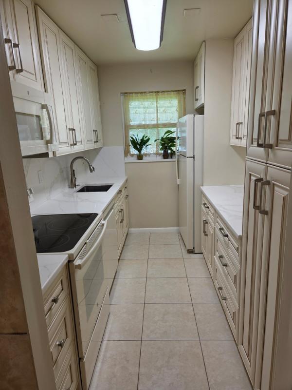 7205 W Oakridge Circle