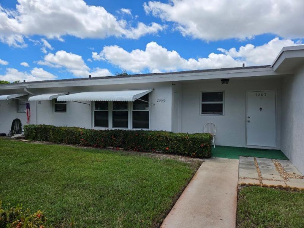 Photo of 7205 W Oakridge Circle, Lake Worth, FL 33462 (MLS # R11121621)