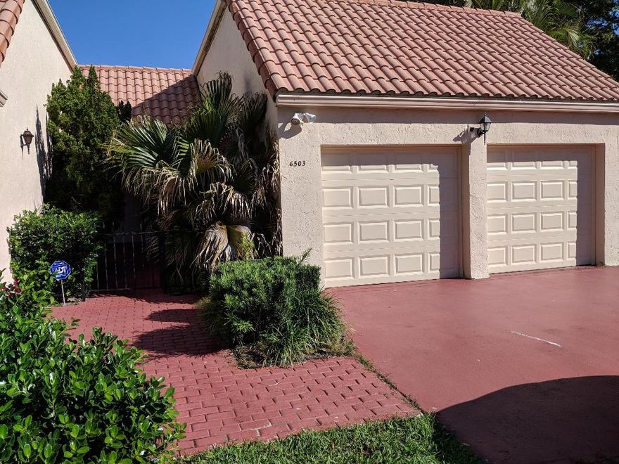 Gorgeous home, most ideal for families with children!!! 3 minutes walking distance to new rebuilt Verde Elementary and middle school!!! Amazing location: 5 minutes driving to Publix, Winn-dixie and CVS, Walgreen etc., and Town Center shopping mall! Brand new roof and canopy! Hurricane proof windows, 2 space garage and 2 space driveway! 2 minutes walking distance to swimming pool! Beautiful neighborhood, lake view!