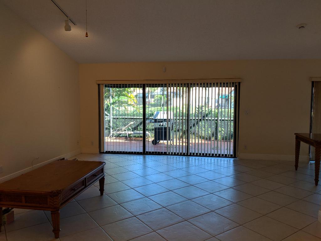 L AMBIANCE OF VIA VERDE - Residential