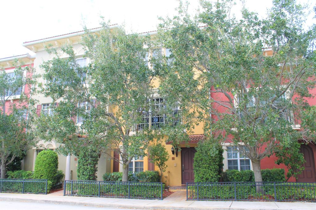 Photo of 531 S Federal Highway #17, Lake Worth Beach, FL 33460 (MLS # B26010981)