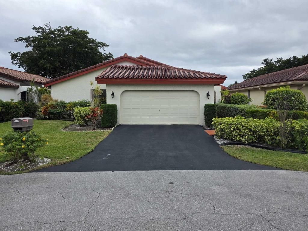 Photo of 5665 Lakeview Mews Drive, Boynton Beach, FL 33437 (MLS # R11146399)