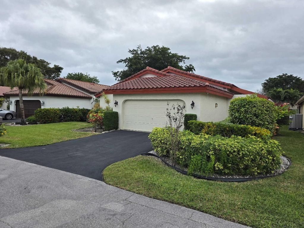 Photo of 5665 Lakeview Mews Drive, Boynton Beach, FL 33437 (MLS # R11146399)