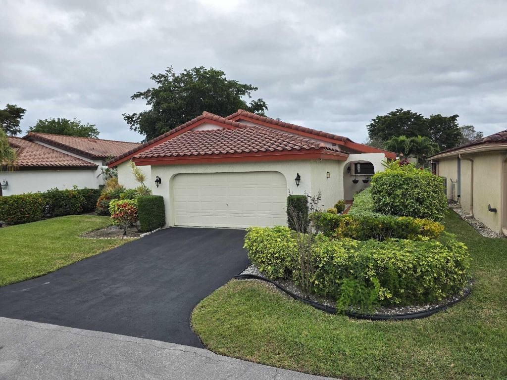 Photo of 5665 Lakeview Mews Drive, Boynton Beach, FL 33437 (MLS # R11146399)