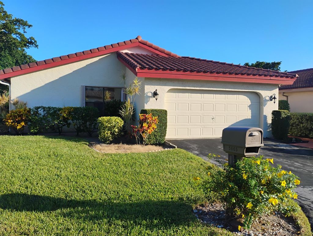 Photo of 5665 Lakeview Mews Drive, Boynton Beach, FL 33437 (MLS # R11146399)