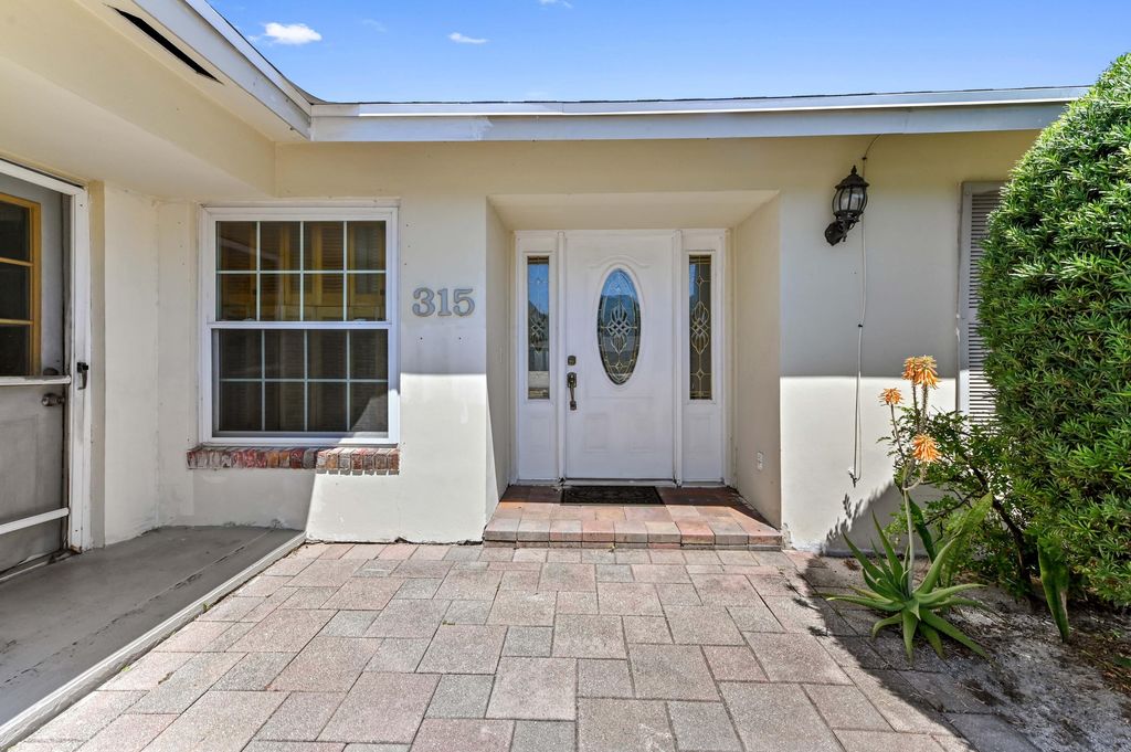 Photo of 315 SW 12th Avenue, Boynton Beach, FL 33435 (MLS # B26007373)