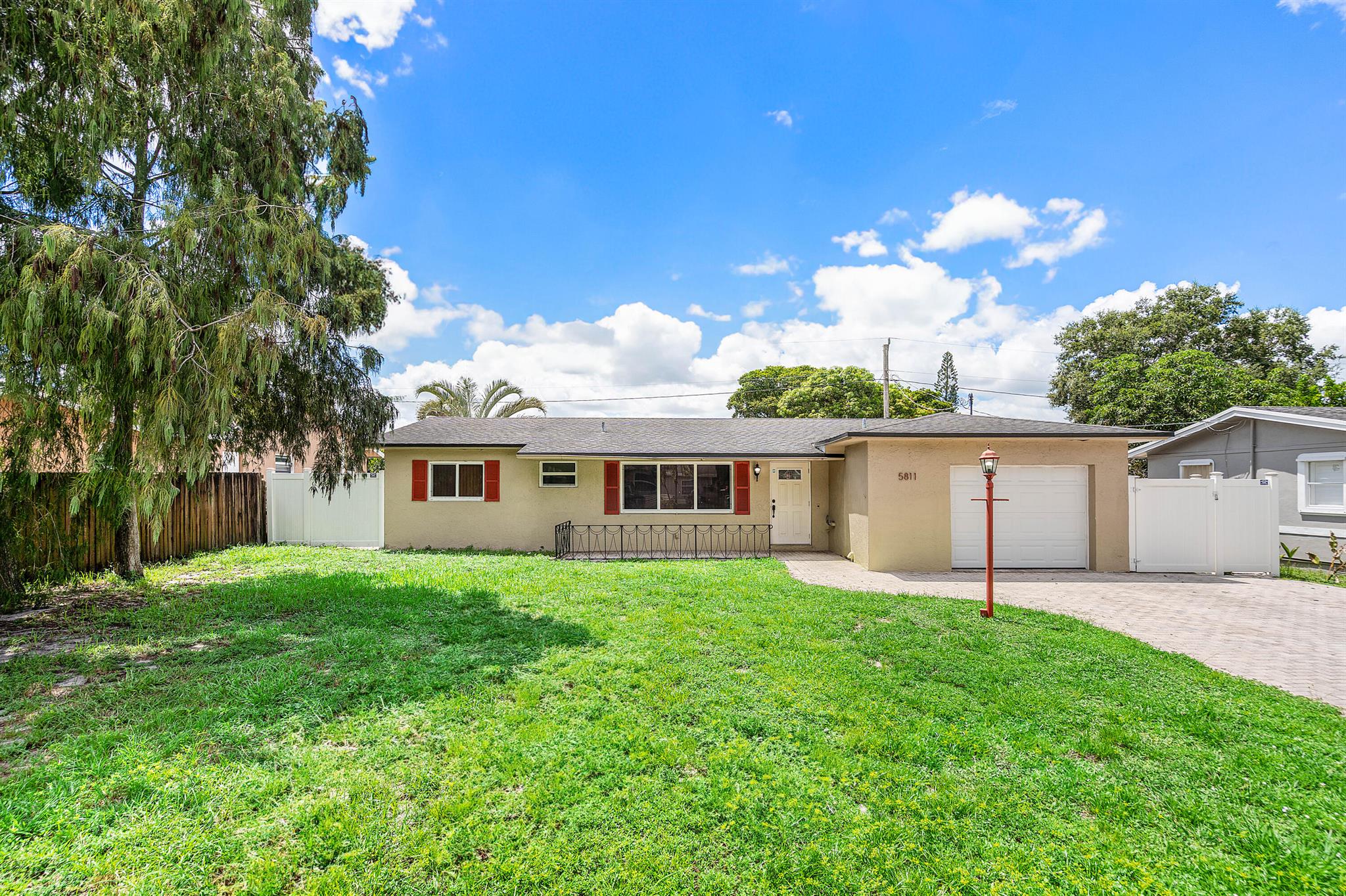 SILVER LAKE - Residential