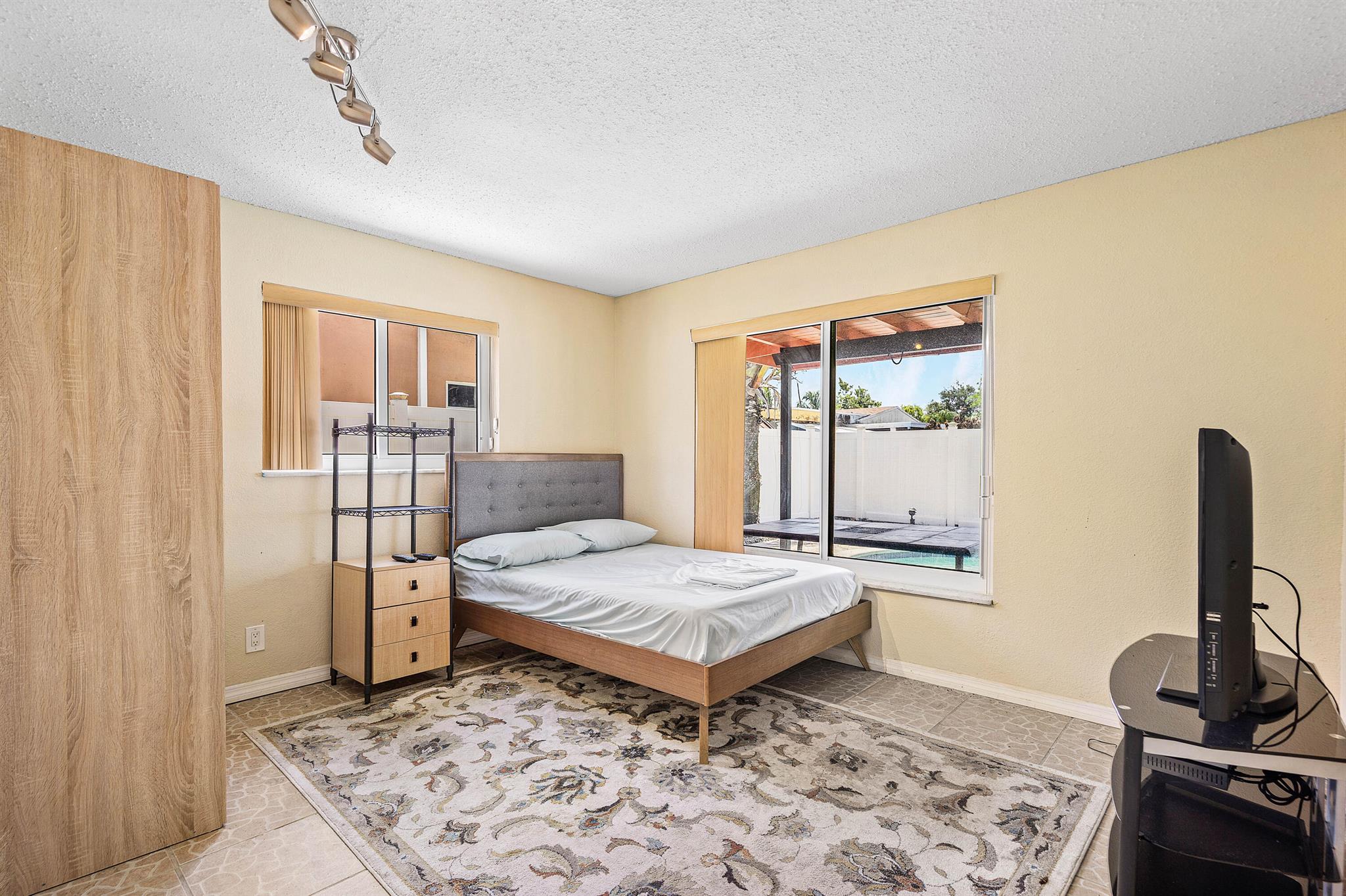 SILVER LAKE - Residential