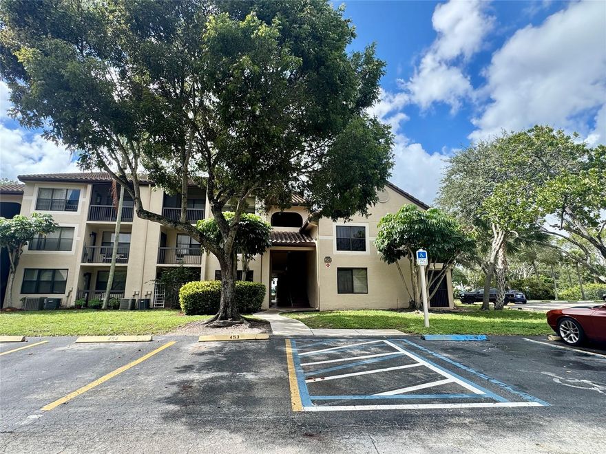 Great One bedroom and one bathroom apartment in Palm Aire Gardens. Gated community, open kitchen, laminate wood floors, vaulted ceiling, large washer and dryer inside the unit, open balcony. One parking space assigned.