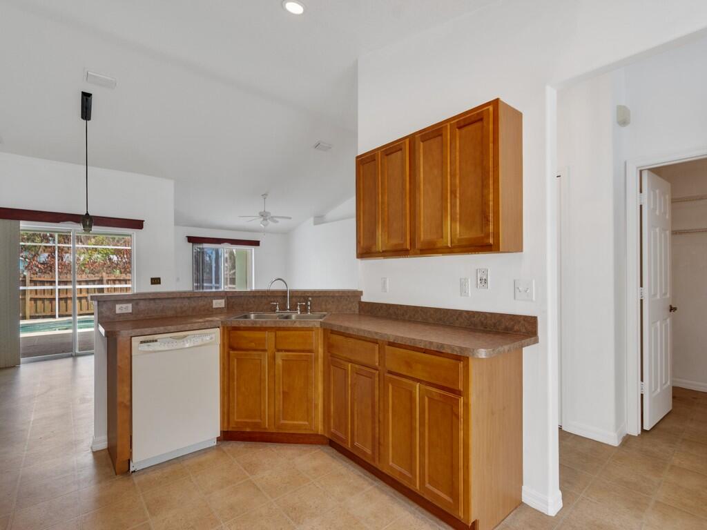 VERO LAKE ESTATES UNIT H-1 - Residential