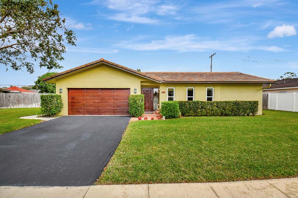Photo of 115 St Cloud Lane, Boca Raton, FL 33431 (MLS # R10953025)