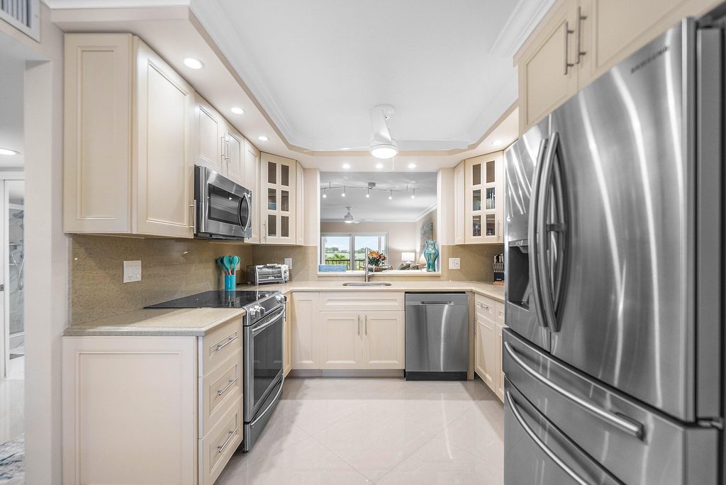 Photo of 7286 Huntington Lane #301, Delray Beach, FL 33446 (MLS # R11165315)