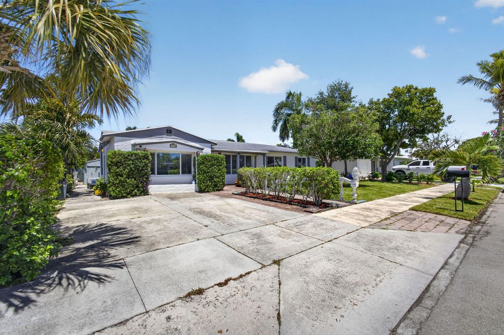 Photo of 1762 N 15th Ave Avenue N, Lake Worth Beach, FL 33460 (MLS # B26020255)