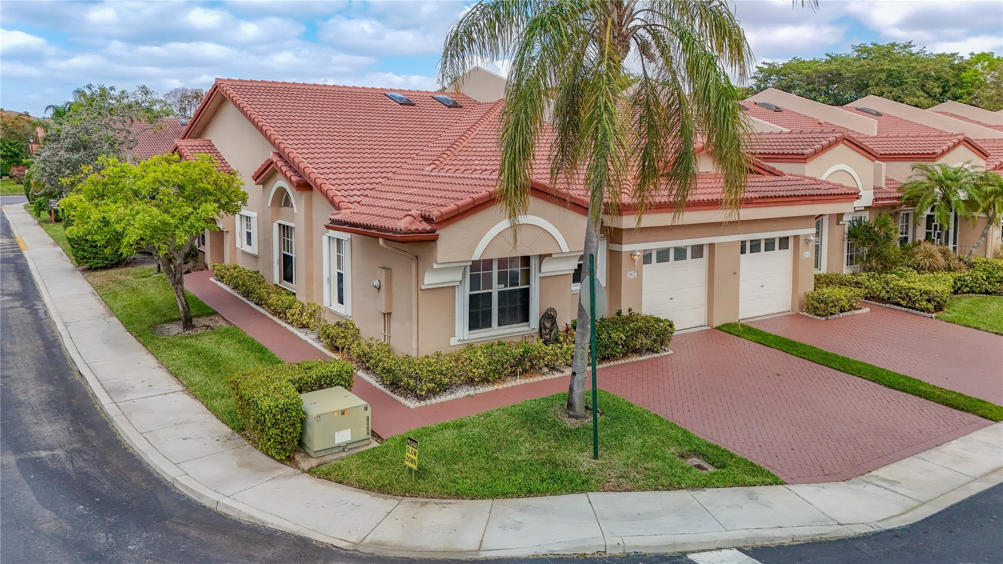 MOVE IN READY GEM! 1900 sqft 3 bed 2 bath 1 car garage , 55+ gated community. This airy corner unit features an open floor plan with vaulted ceilings & abundant natural light with plenty of storage. 2.5 yr young roof, hurricane skylights & shutters. New Kitchen with quartz counters and new appliances, upgraded bathrooms with quartz counters, Pet friendly.
Incredible Resort Living Amenities awaits you at Kings Point include a 1000+ seat Performing Arts Center, Clubhouse, indoor /outdoor pools, spas, fitness center and classes, cards, billiards, tennis, pickle-ball. Minutes to Coral Springs Center for the Arts, Panther’s arena, Sawgrass mall and much much more! MAKE AN OFFER TODAY!
Maintenance Cable Tv, Landscaping/Lawn, insurance