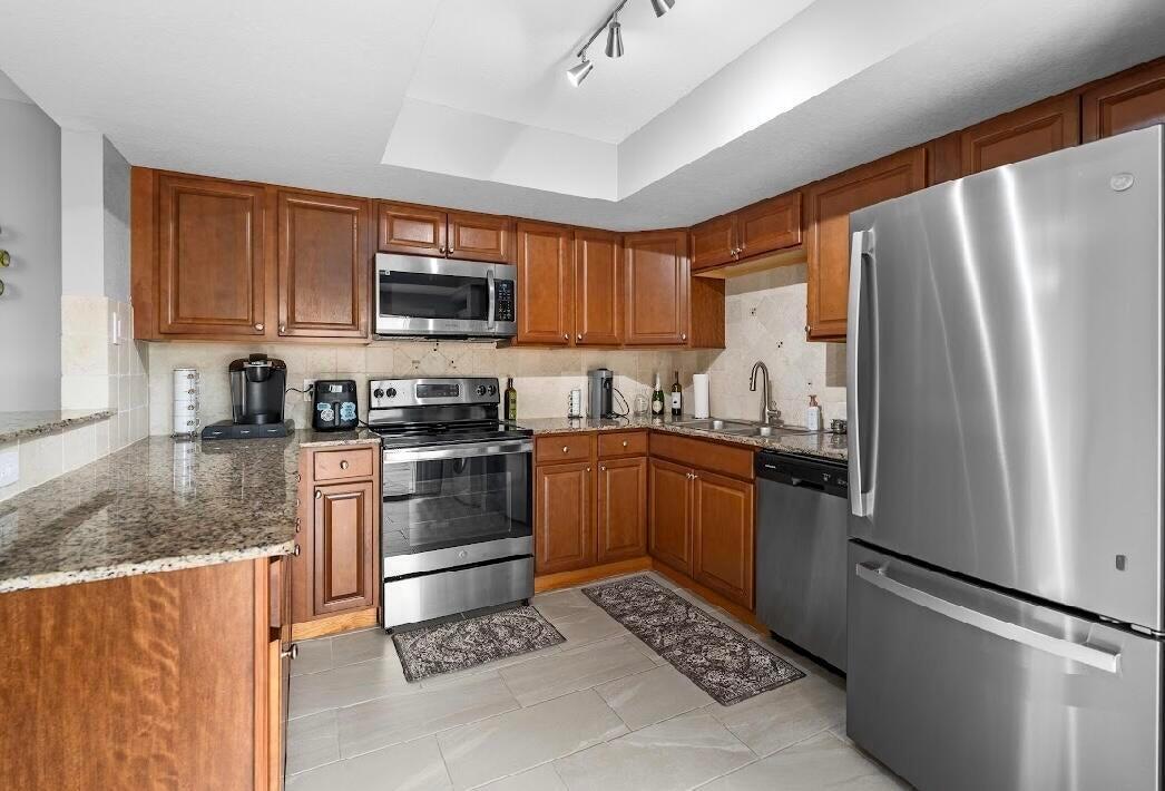 1590 Shaker Circle