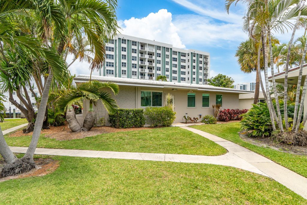 Photo of 3211 SE 11th Street #3e, Pompano Beach, FL 33062 (MLS # B26020992)
